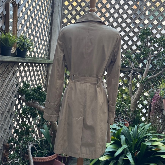 Via Spiga Women's Tan Trench Coat. Size Medium.
GUC. - Picture 2 of 10